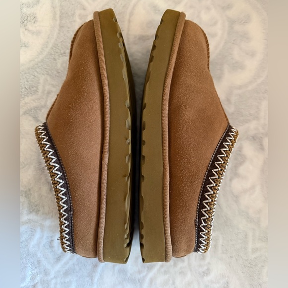 UGGs - Picture 4 of 9